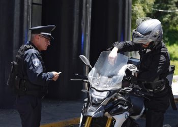 Identificarán a motociclistas con distintivos en los cascos