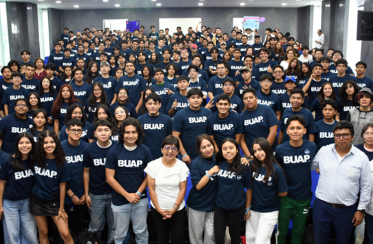 Lilia Cedillo da la bienvenida a estudiantes de Derecho y Economía