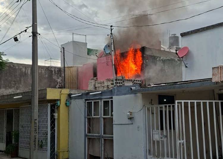En acción coordinada, PC Municipal y Estatal, sofocan incendio en casa habitación