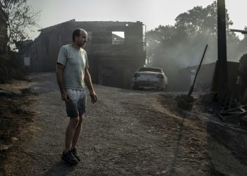 España lucha contra incendios, van tres muertos