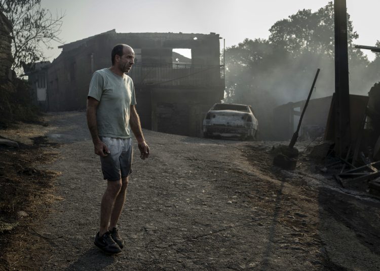España lucha contra incendios, van tres muertos