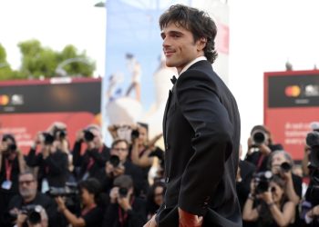 Jacob Elordi arrasa en la alfombra roja de Venecia