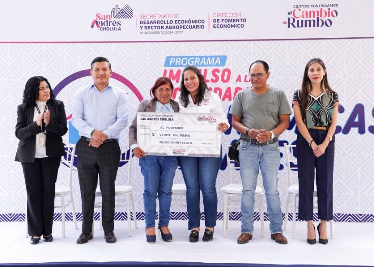 Lupita Cuautle respalda oficios y saberes comunitarios con apoyos económicos