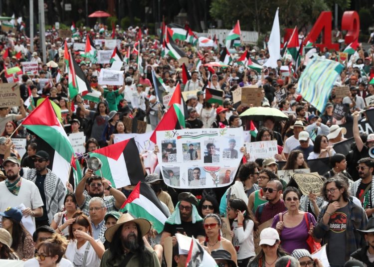 Cientos marchan en CDMX para exigir entrada de alimentos y medicinas a Gaza