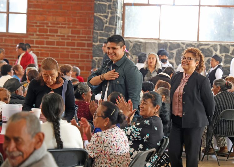 Omar Muñoz y Tere Alfaro festejan a los abuelitos de Cuautlancingo
