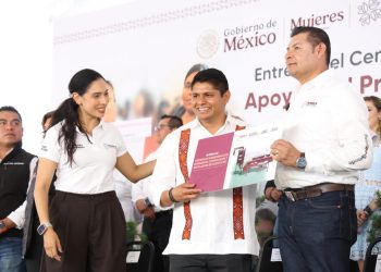 Cuautlancingo entrega fertilizante y tinacos como apoyo comunitario