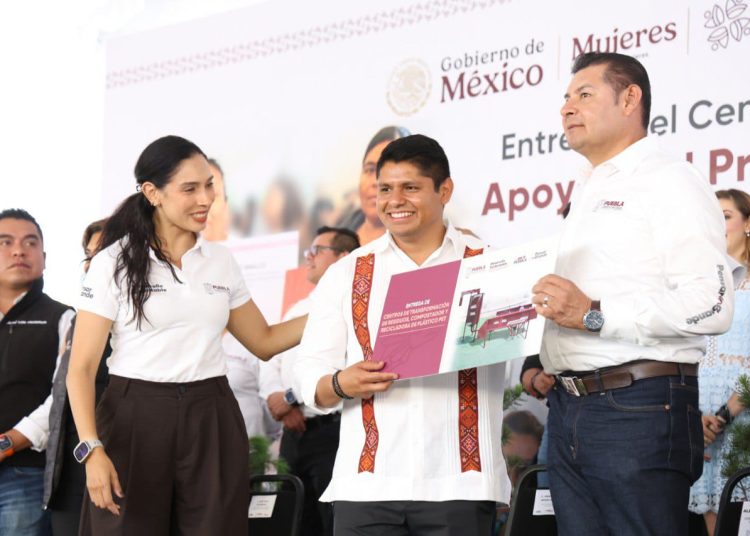 Cuautlancingo entrega fertilizante y tinacos como apoyo comunitario