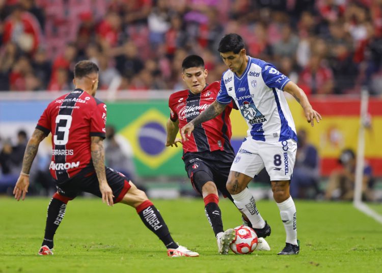 Pachuca golea a Atlas y mantiene paso perfecto en el Apertura 2025