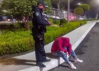 Policía Auxiliar evita que hombre se arroje desde un puente peatonal