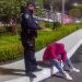 Policía Auxiliar evita que hombre se arroje desde un puente peatonal