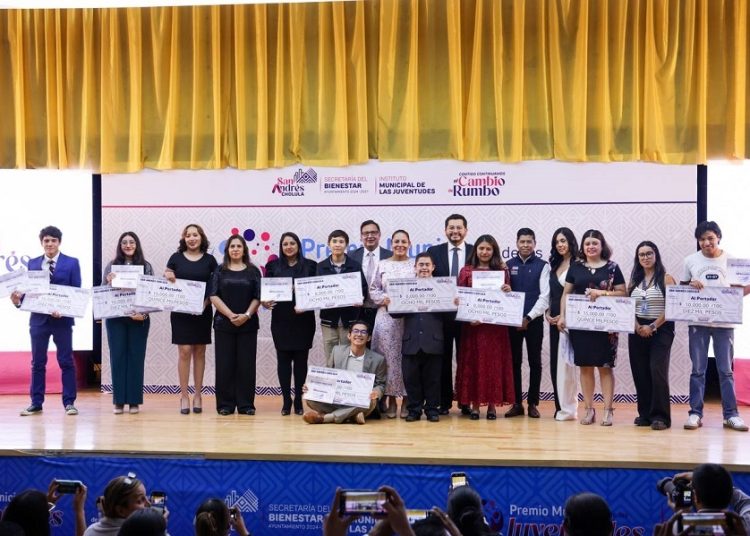 Lupita Cuautle entrega Premio Municipal de las Juventudes 2025