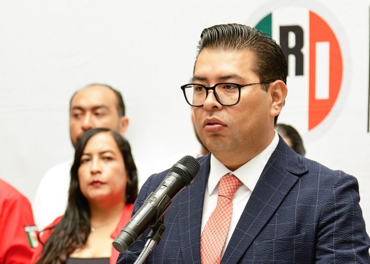 Néstor Camarillo renuncia al PRI
