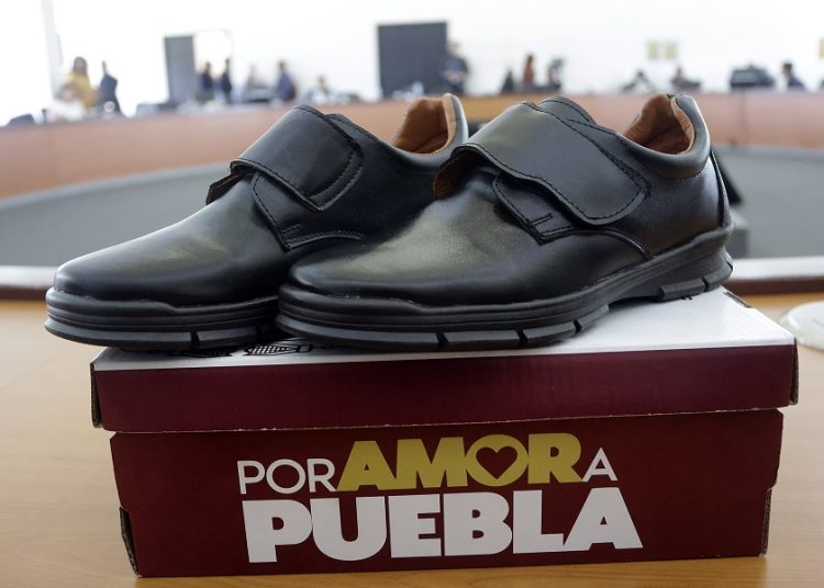 Producirán 300 mil pares de calzado escolar en Puebla
