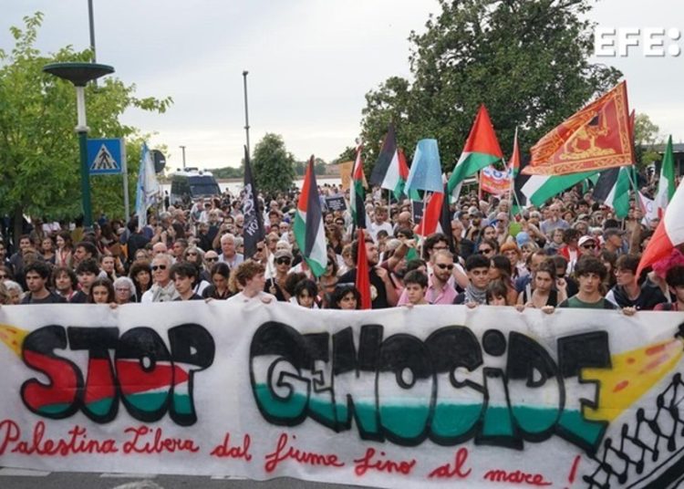 Multitud marcha en apoyo del pueblo palestino en el Festival de Venecia