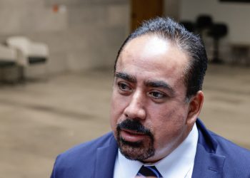 Debe derogarse el delito de ciberasedio o aplicarse la pena de cárcel de forma igualitaria