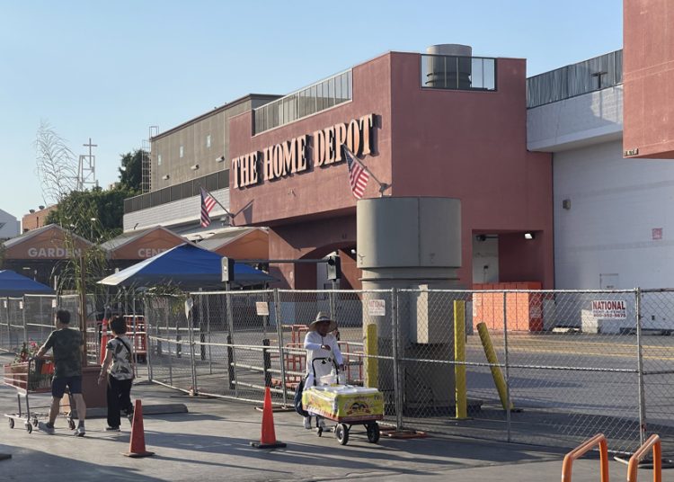 Inmigración realiza 4 operativos en estacionamiento de Home Depot en Los Ángeles
