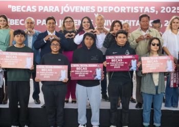 Tonantzin Fernández da becas a jóvenes estudiantes y deportistas de San Pedro