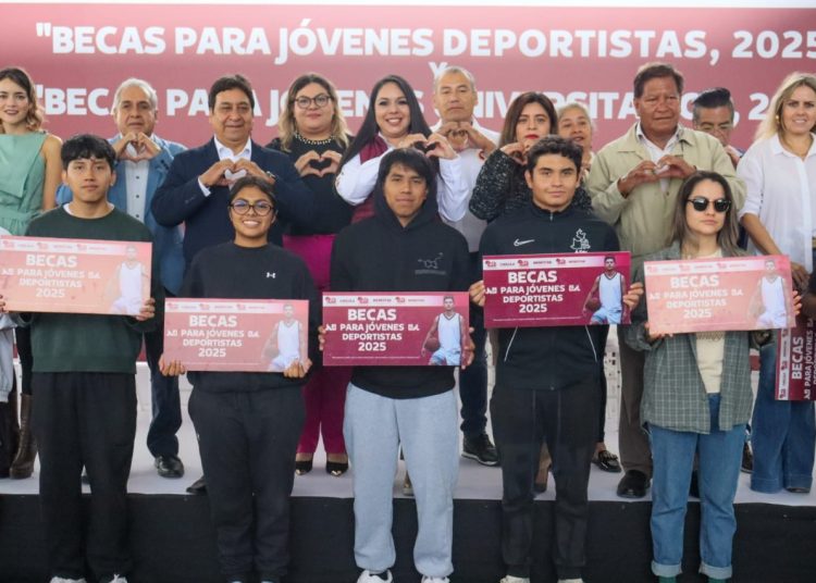 Tonantzin Fernández da becas a jóvenes estudiantes y deportistas de San Pedro