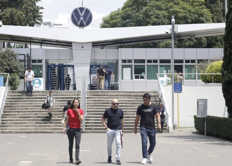 Mejora salarial del 4% en VW evita huelga