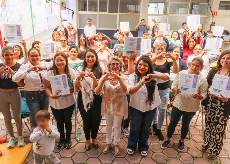 Tonantzin Fernández entrega Carpetas de Protección Civil a CAIC