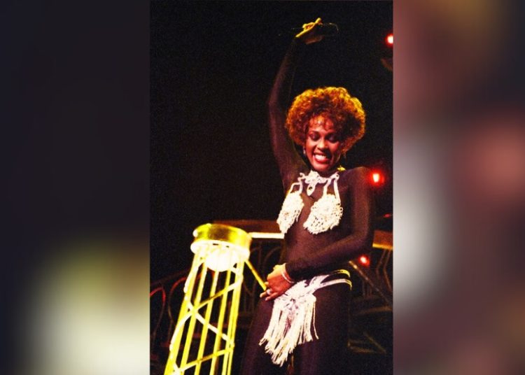 Subastan traje de Whitney Houston por 22 mil 400 dólares