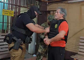Llega a México exfuncionario expulsado de Paraguay