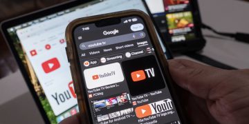 Legisladores piden a YouTube frenar cobro extra por Univision y Telemundo