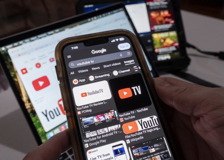 Legisladores piden a YouTube frenar cobro extra por Univision y Telemundo