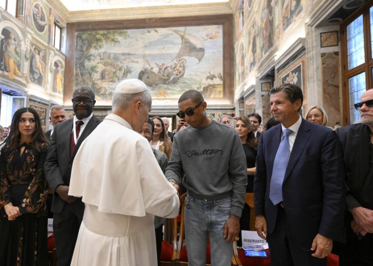 Papa Leon XIV saluda a Pharrell en la víspera de ‘macroconcierto’
