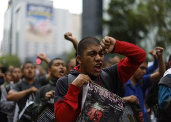 Miles marchan por justicia para los 43 de Ayotzinapa