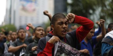 Miles marchan por justicia para los 43 de Ayotzinapa