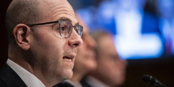 Asesor elegido por Trump para la Fed seguirá en la Casa Blanca
