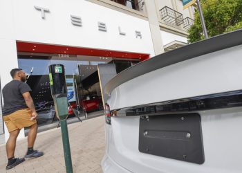 Acciones de Tesla suben 7 % tras compra millonaria de Musk