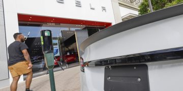 Acciones de Tesla suben 7 % tras compra millonaria de Musk