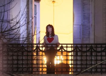 Cristina Fernández celebra desde su balcón el triunfo peronista 