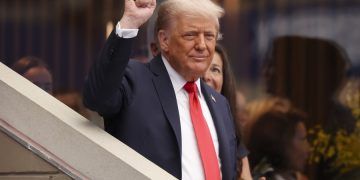 Trump celebra cancelación de honor militar a Tom Hanks
