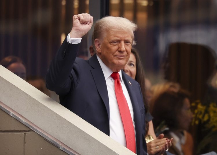 Trump celebra cancelación de honor militar a Tom Hanks