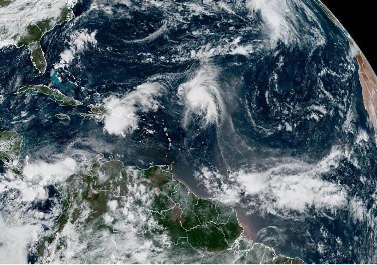 Humberto se convierte en huracán en el Atlántico sin riesgo para costas