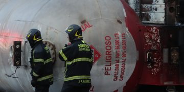 Suman 17 muertes por explosión de camión de gas en CDMX