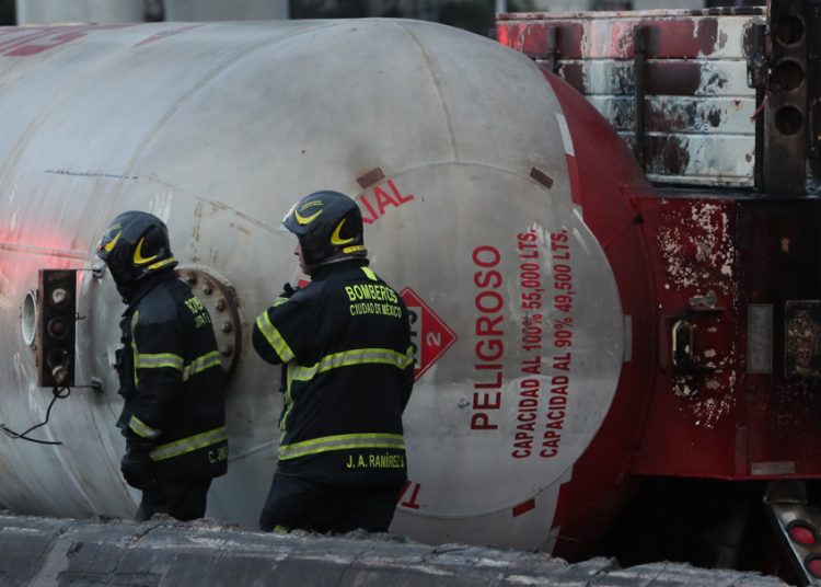 Suman 17 muertes por explosión de camión de gas en CDMX