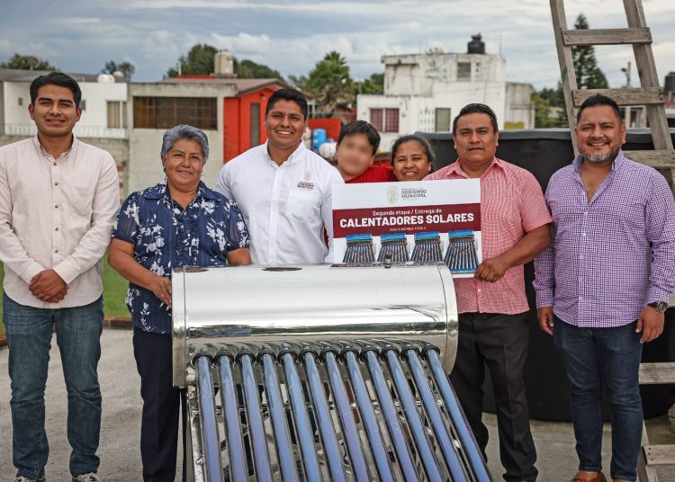 Inicia Omar Muñoz segunda etapa de entrega de calentadores solares