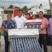 Inicia Omar Muñoz segunda etapa de entrega de calentadores solares