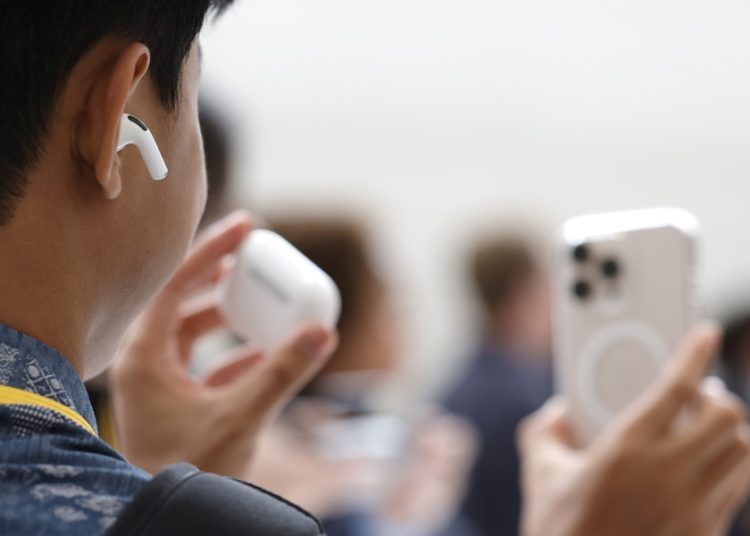 Apple añade traducción a AirPods en cinco idiomas