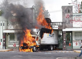 Queman camión en cuartel de CDMX tras protesta por Ayotzinapa