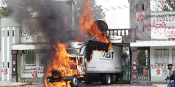 Queman camión en cuartel de CDMX tras protesta por Ayotzinapa