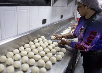 Venezolanos se une por la meta de preparar 20.000 arepas