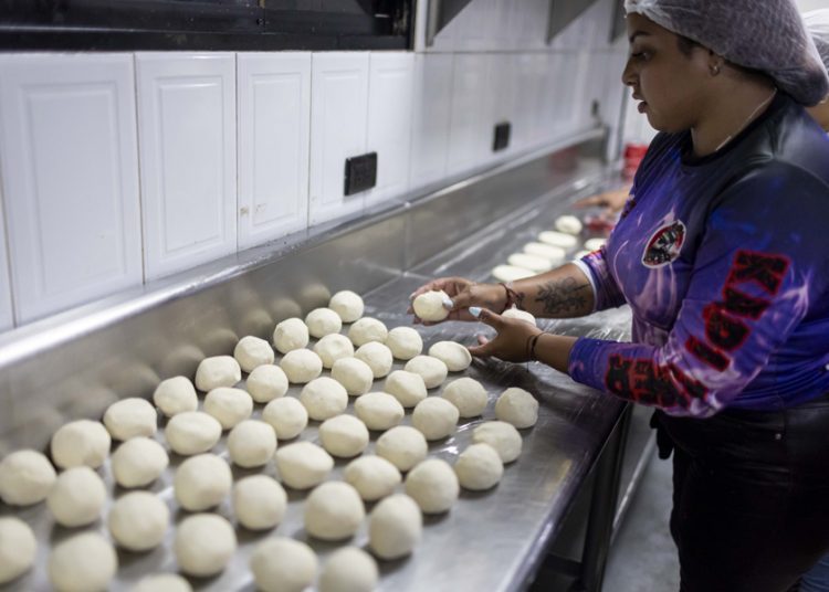 Venezolanos se une por la meta de preparar 20.000 arepas
