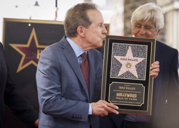 Chris Wallace recibe estrella en Hollywood junto a la de su padre