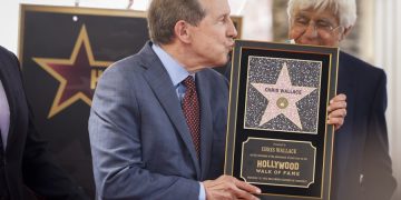 Chris Wallace recibe estrella en Hollywood junto a la de su padre