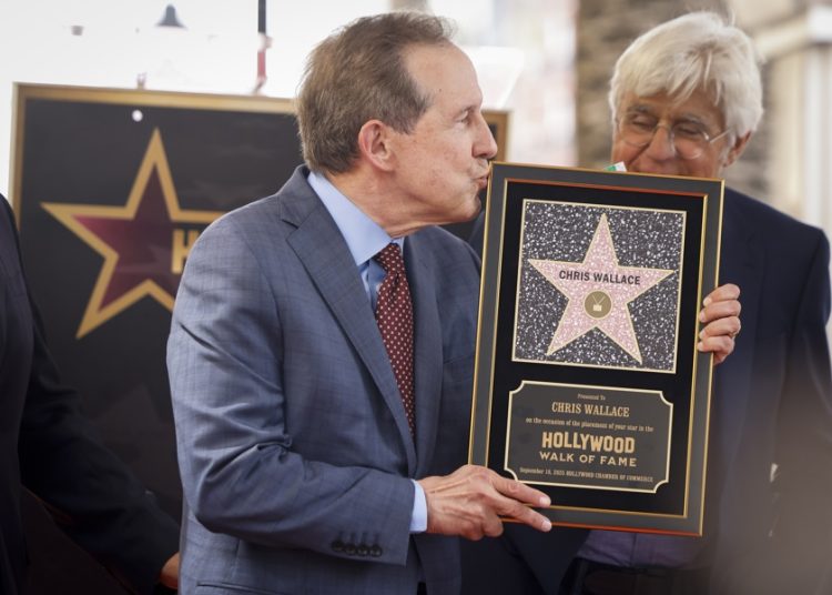 Chris Wallace recibe estrella en Hollywood junto a la de su padre
